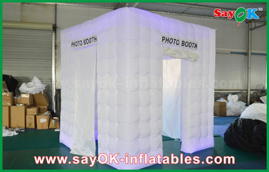 Nadmuchiwane studio fotograficzne 3 drzwi Biały nadmuchiwany przenośny namiot Photobooth o rozmiarze 2,5 m